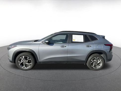 Used 2025 Chevrolet Trax LT w/ LT Convenience Package FWD image 9