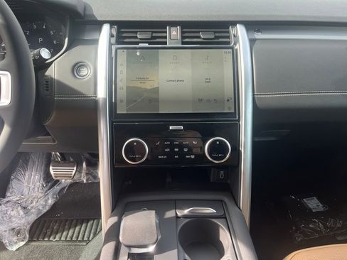 New 2026 Land Rover Discovery Dynamic SE image 16