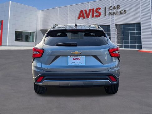 Used 2025 Chevrolet Trax LT w/ LT Convenience Package image 5