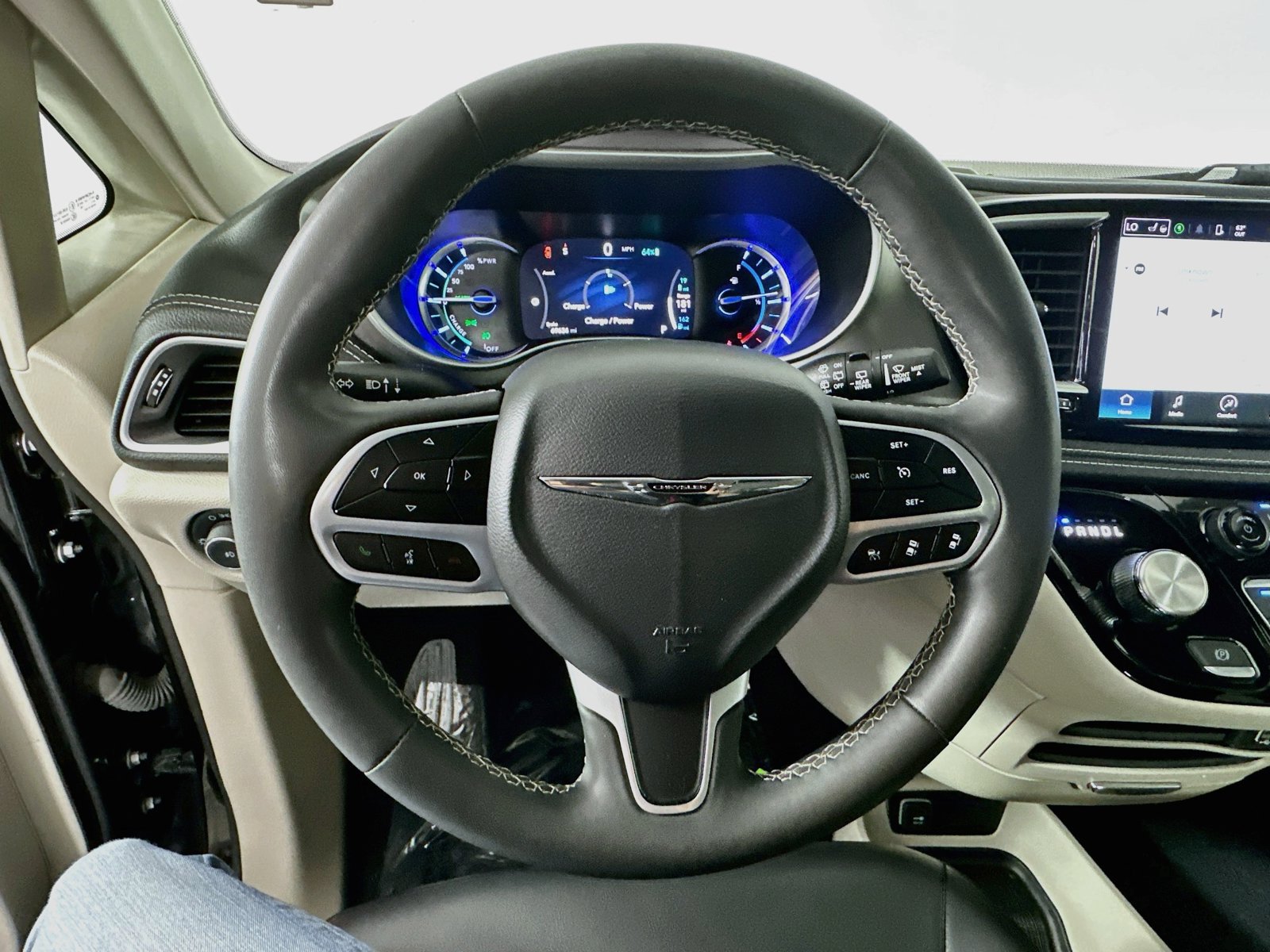 Used 2023 Chrysler Pacifica Touring-L FWD image 12