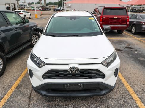 Used 2021 Toyota RAV4 LE FWD image 5