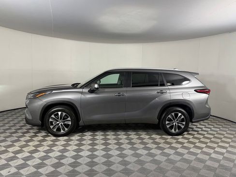 Used 2025 Toyota Highlander XLE FWD image 10