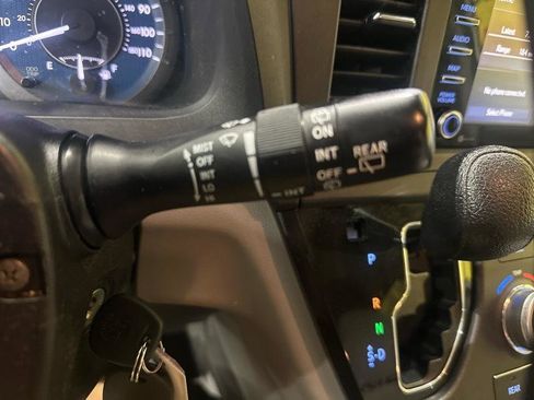 Used 2019 Toyota Sienna LE FWD image 18