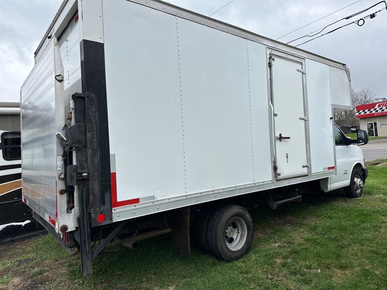 Used 2018 Chevrolet Express 4500 Extended w/ Driver Convenience Package RWD image 2