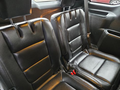 Used 2019 Ford Explorer XLT w/ Equipment Group 202A AWD/4WD image 70