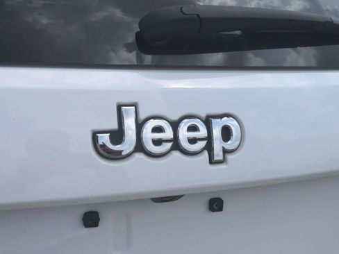 Certified 2020 Jeep Grand Cherokee Laredo w/ Security & Convenience Group AWD/4WD image 12