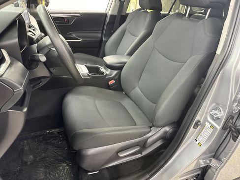 Used 2025 Toyota RAV4 LE AWD/4WD image 22