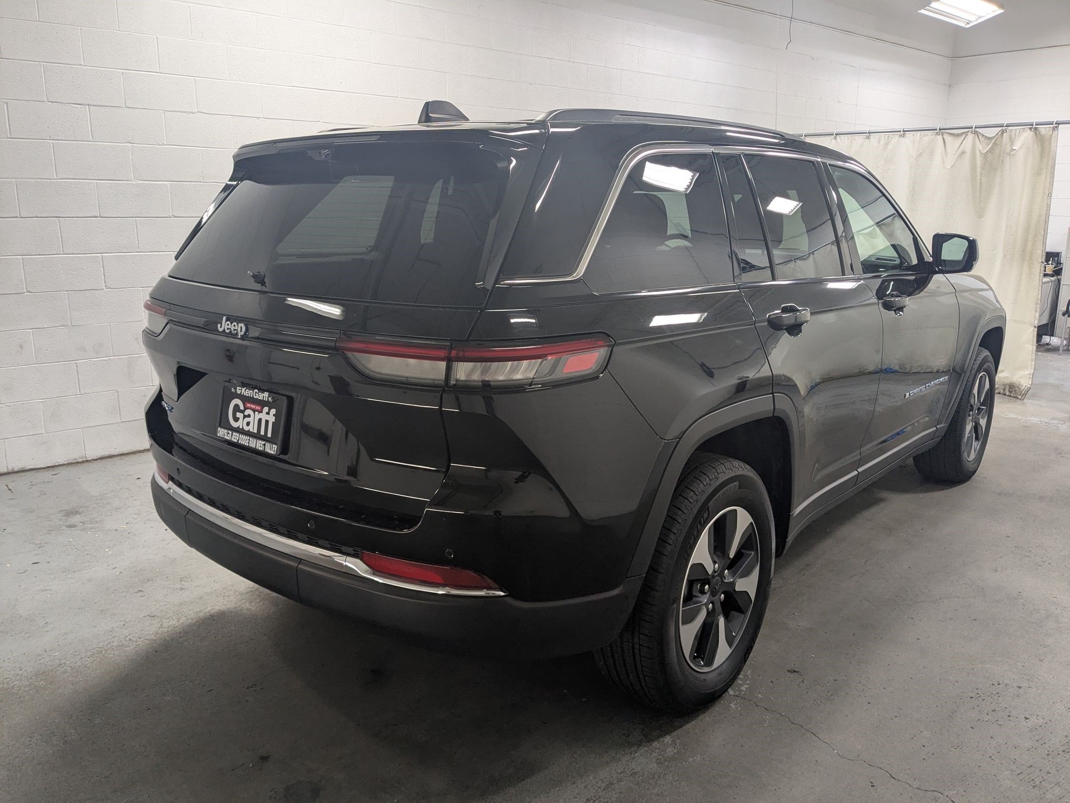 Used 2022 Jeep Grand Cherokee Limited 4xe w/ Luxury Tech Group II AWD/4WD image 3