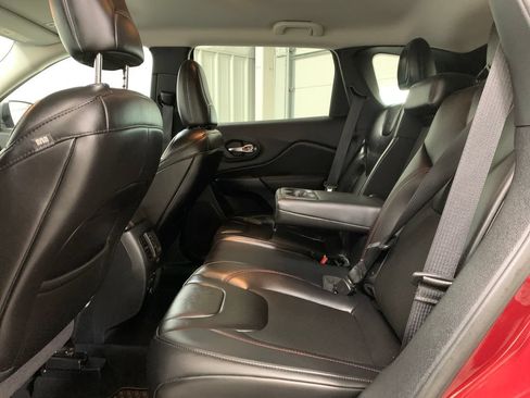 Used 2019 Jeep Cherokee Trailhawk w/ Cold Weather Group AWD/4WD image 18