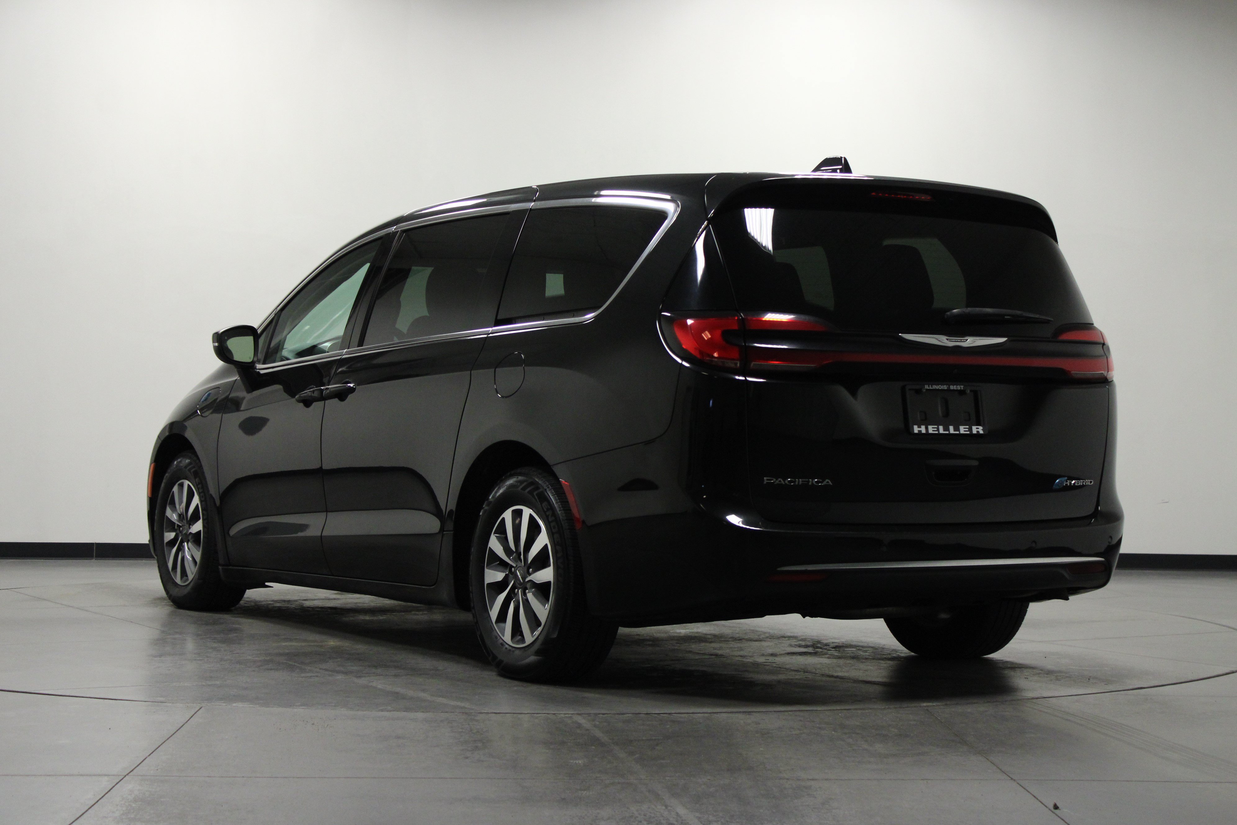 Used 2023 Chrysler Pacifica Touring-L FWD image 6
