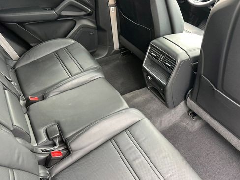 Used 2023 Porsche Cayenne Platinum Edition image 32