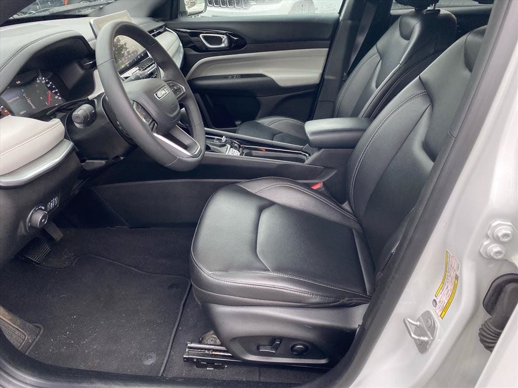 Certified 2025 Jeep Compass Limited AWD/4WD image 9