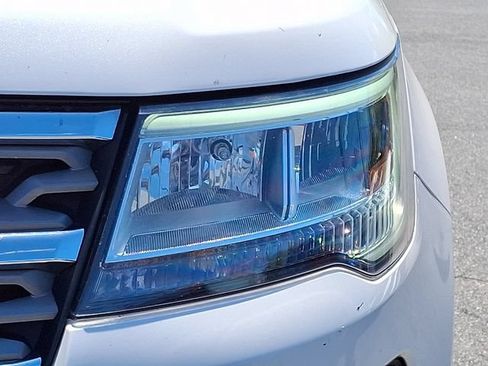 Used 2018 Ford Explorer XLT w/ Equipment Group 202A AWD/4WD image 9