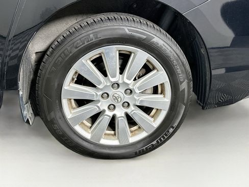 Used 2017 Toyota Sienna Limited Premium image 11