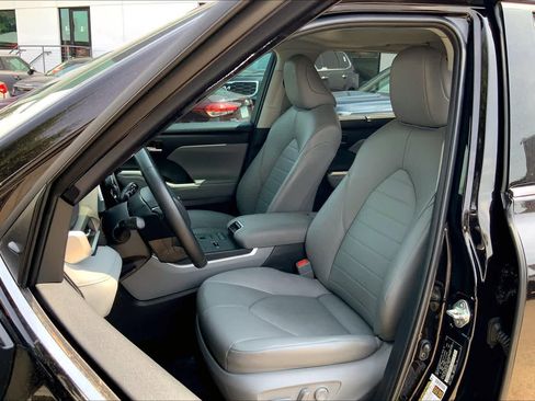 Used 2022 Toyota Highlander XLE image 17