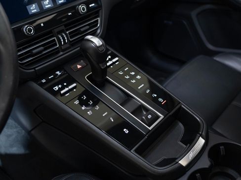 Certified 2023 Porsche Macan AWD/4WD image 22