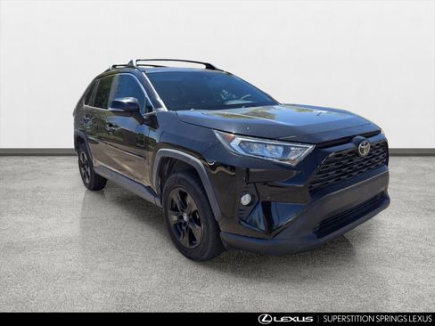 Used 2019 Toyota RAV4 XLE w/ Convenience Package FWD image 2