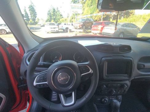 Used 2018 Jeep Renegade Latitude w/ Popular Equipment Group AWD/4WD image 12