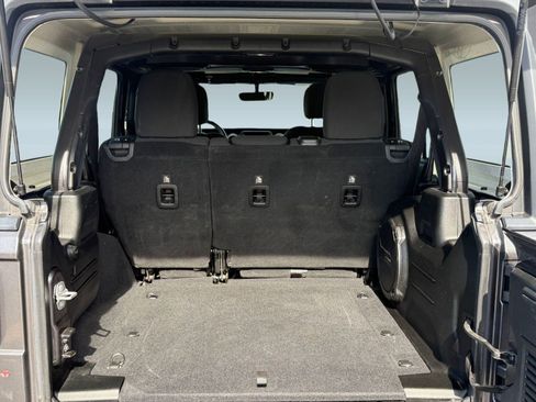 Used 2018 Jeep Wrangler Unlimited Sahara image 30