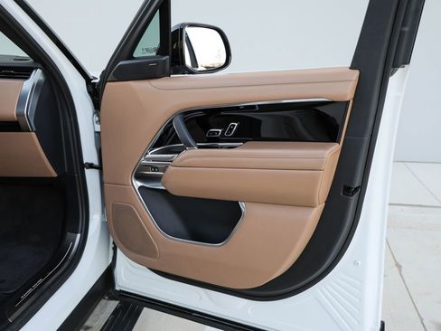 Used 2023 Land Rover Range Rover SE image 19