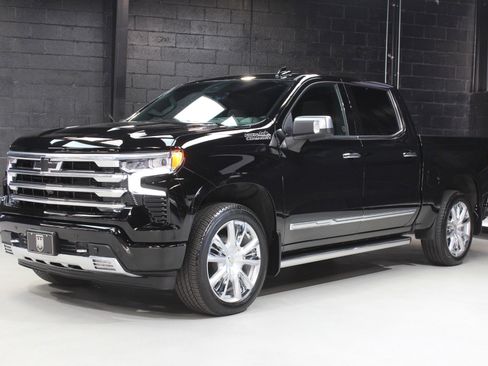 Used 2025 Chevrolet Silverado 1500 High Country w/ High Country Premium Package AWD/4WD image 4