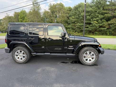 Used 2017 Jeep Wrangler Unlimited Sahara w/ Connectivity Group AWD/4WD image 4