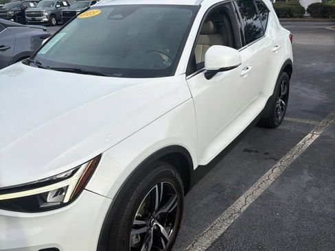 Used 2023 Volvo XC40 B5 Plus AWD/4WD image 4