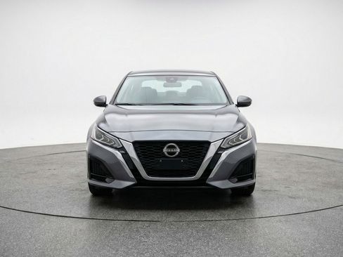 Used 2025 Nissan Altima 2.5 SV FWD image 2