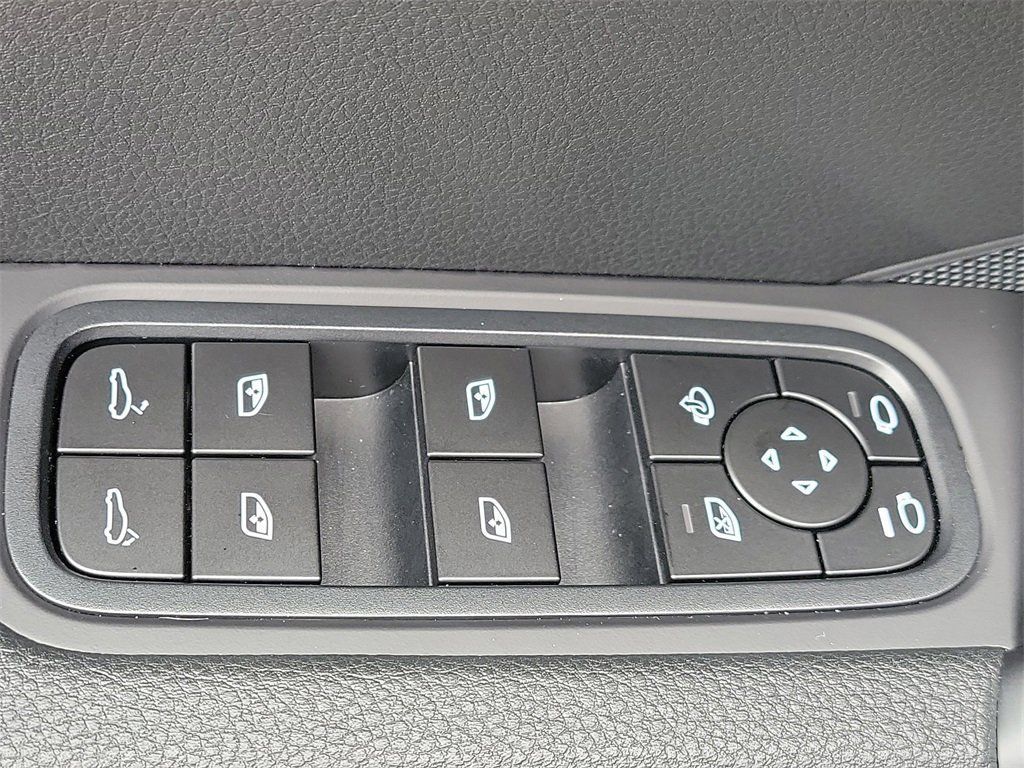 Certified 2025 Porsche Cayenne AWD/4WD image 27