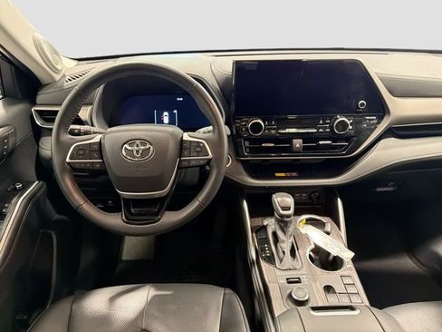 Certified 2025 Toyota Highlander Limited AWD/4WD image 19