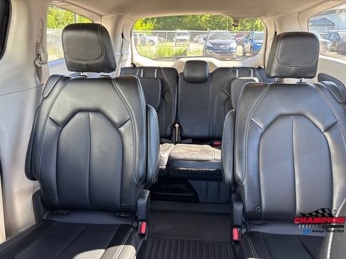 Used 2023 Chrysler Pacifica Touring-L FWD image 20