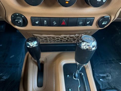 Used 2017 Jeep Wrangler Unlimited Sahara w/ Dual Top Group AWD/4WD image 8