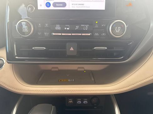 Used 2023 Toyota Highlander XLE FWD image 20