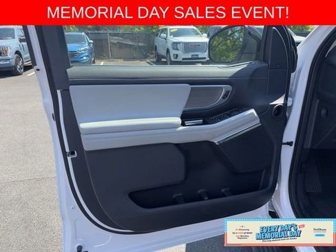Used 2025 Ford Expedition Platinum w/ Driver's Package AWD/4WD image 23