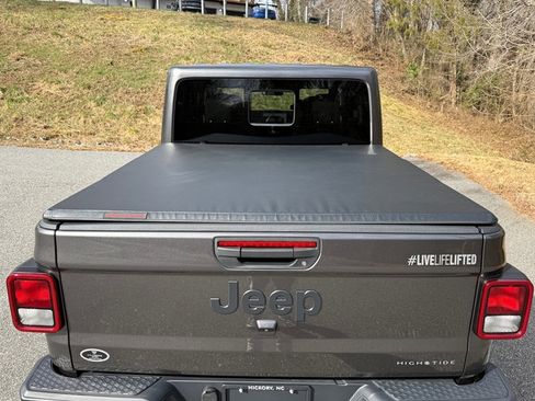 Used 2025 Jeep Gladiator Sport image 8