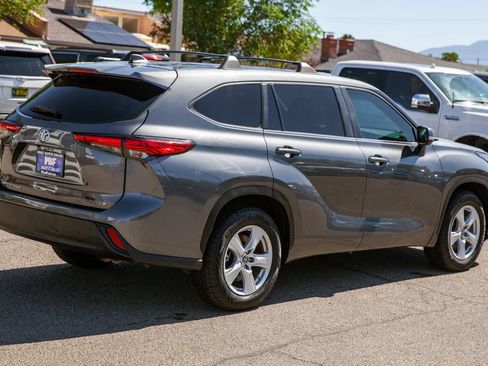 Used 2023 Toyota Highlander LE FWD image 4