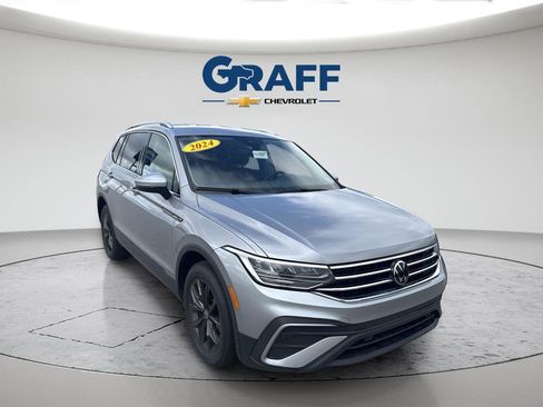Used 2024 Volkswagen Tiguan SE FWD image 2