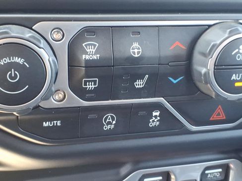 Used 2018 Jeep Wrangler Unlimited Sahara AWD/4WD image 18