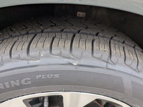 Used 2024 Kia Carnival EX image 11