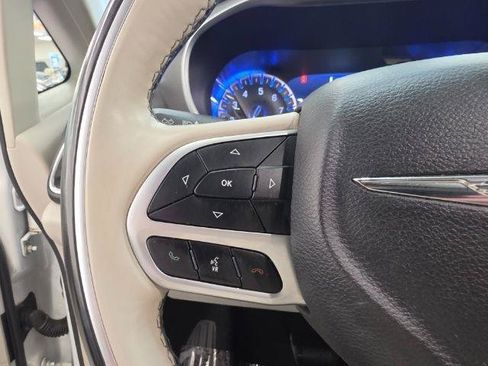 Used 2018 Chrysler Pacifica Limited w/ Tire & Wheel Group FWD image 12