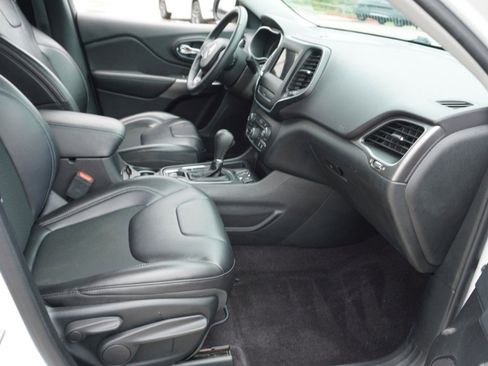 Used 2019 Jeep Cherokee Latitude Plus FWD image 14