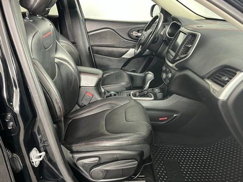 Used 2018 Jeep Cherokee Trailhawk w/ Quick Order Package 27L image 30