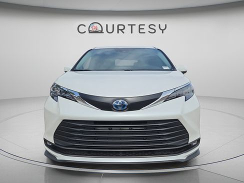 Used 2025 Toyota Sienna XLE FWD image 8
