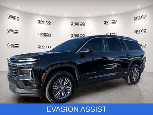 Used 2025 Chevrolet Traverse LT FWD image 3