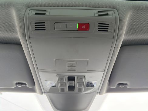 Certified 2022 Volkswagen Tiguan SE w/ Panoramic Sunroof Package image 18