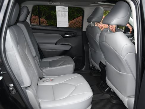 Used 2023 Toyota Highlander XLE AWD/4WD image 19