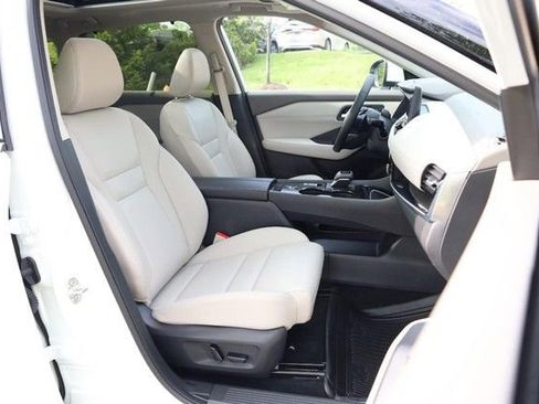 Certified 2025 Nissan Rogue SL w/ Tech Package FWD image 29