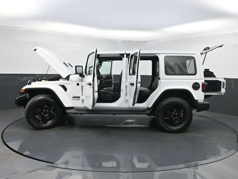 Used 2022 Jeep Wrangler Unlimited Sahara AWD/4WD image 37