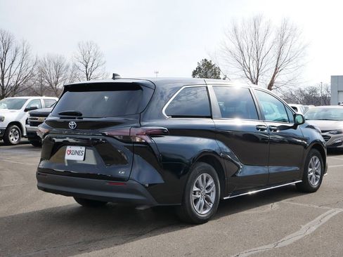 Used 2025 Toyota Sienna LE image 7