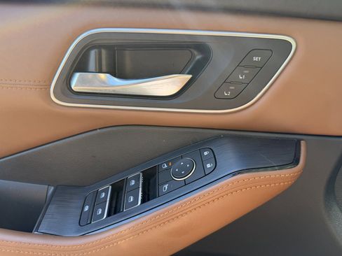 Used 2025 Nissan Rogue Platinum w/ Tech Package image 28